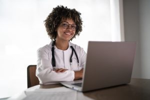 Consultório online: benefícios para médicos e pacientes
