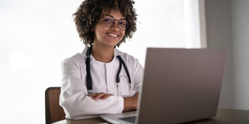 Consultório online: benefícios para médicos e pacientes